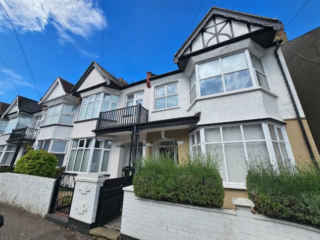 Hainault Avenue, Westcliff On Sea SS0, 2 bed flat to rent, £1,150 pcm | PrimeLocation