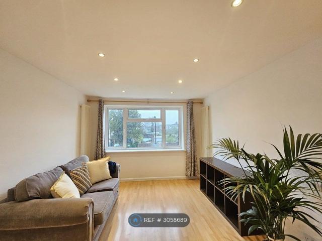 Hainault Road, London E11, 2 bed flat to rent, £2,000 pcm | PrimeLocation