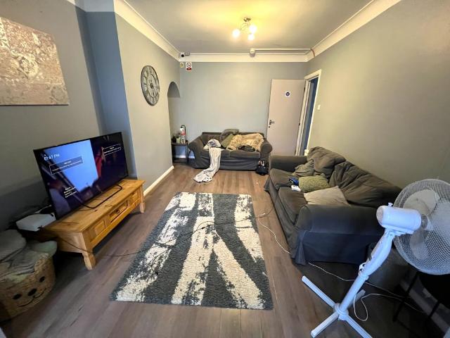 Hainault Road, London, RM6 6BJ, United Kingdom | 6 bed duplex for rent #138989965 | Rentberry