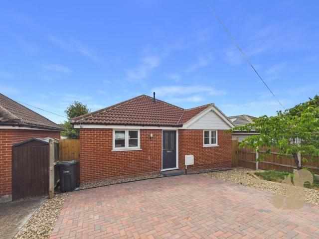 Hainult Close, Forest Road, Colchester CO4, 2 bed detached bungalow to rent, £1,300 pcm | PrimeLocation