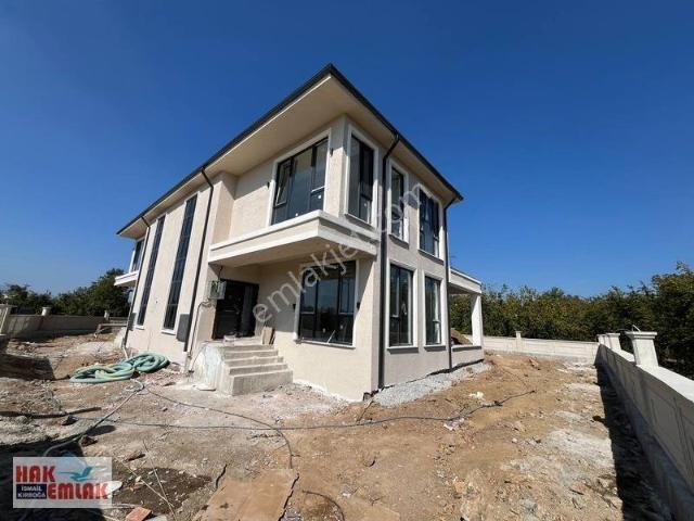 Hak Emlaktan Kalıcı Konutlar Bölgesi Satılık Ultra Lüx 4+1 Villa