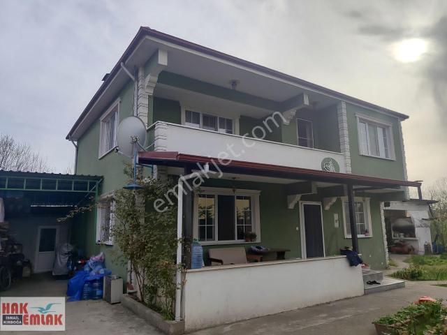 Hak Emlak'tan Çilimli Alacamescit Köyünde Satılık Geniş Villa