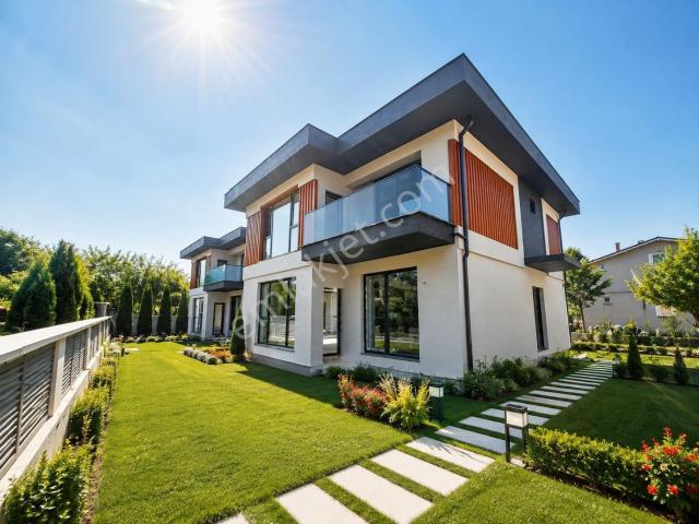 Hak Emlak'tan Şıralık Mahallesin'de Satılık 4+1 Lüks Villa