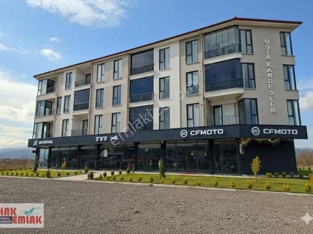 Hak Emlaktan Üniversitede Cadde Cepheli Kiralık 1+1 Eşyalı Daire