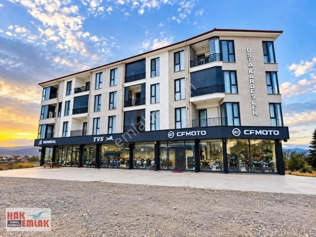 Hak Emlaktan Üniversitede Cadde Cepheli Kiralık 1+1 Eşyalı Daire