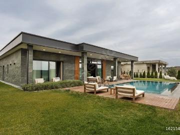 Hakan Akpınar'dan Habitat Evler'de Tek Katlı 6+1 Satılık Villa