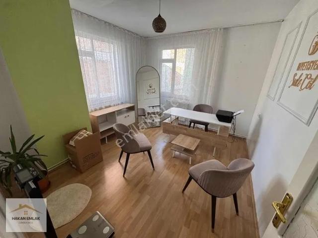 Hakan Emlaktan Çarşı İçinde 1+1 Kiralık Ofis / Daire