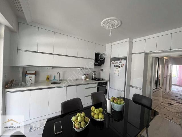Hakan Emlak'tan İpek Taksi Civarı 3+1 Eşyalı Kiralık