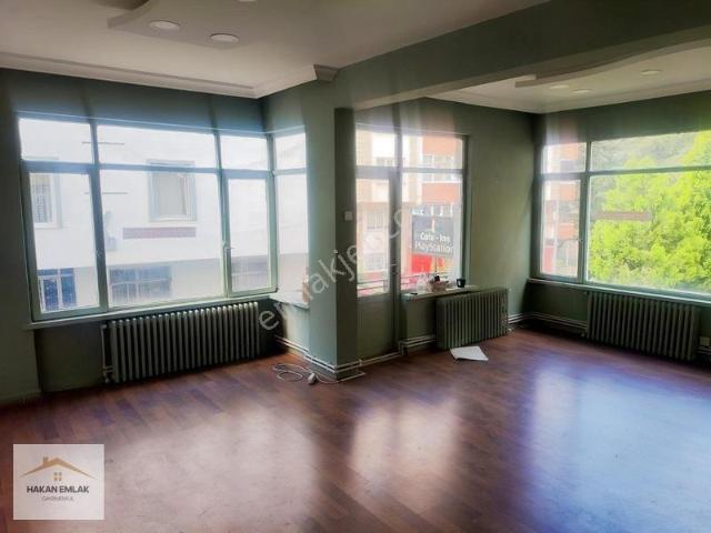 Hakan Emlak'tan Ilıca Caddesinde 1+1 Kiralık Daireler