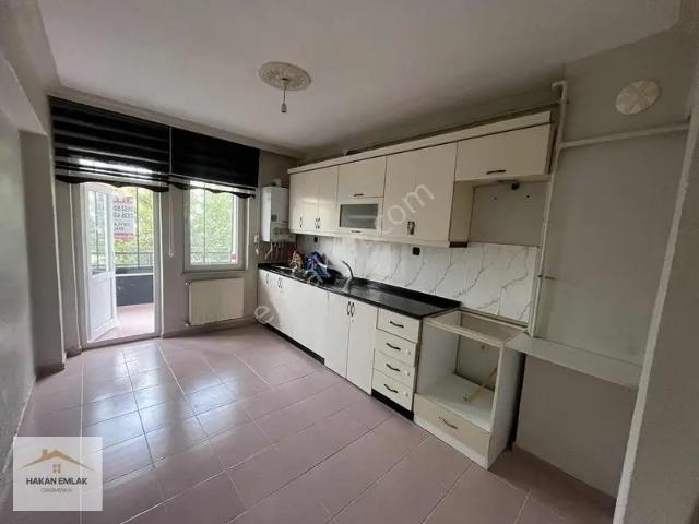 Hakan Emlak'tan Kapaklıda Ara Kat 3+1 Kiralık Daire