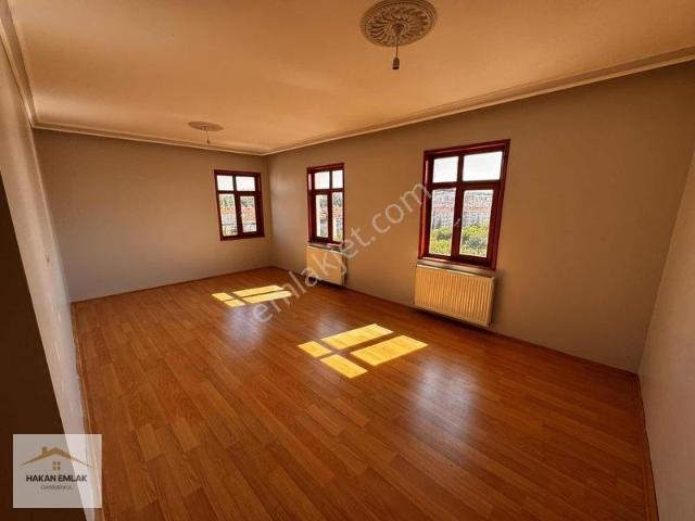 Hakan Emlak'tan Mimarsinan Pera Kafe Yanında 3+1 Kiralık Daire
