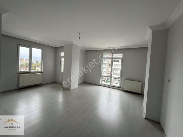 Hakan Emlak'tan Osmancık Caddesinde 3+1 Kiralık Daire
