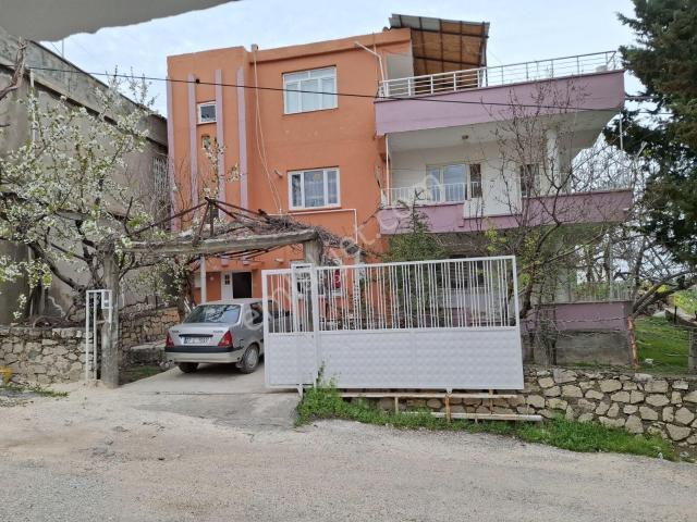 Hakev'den Cirit Meydan Mah. Satılık 3 Katlı Teraslı Müstakil Ev