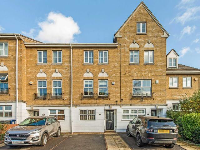 Halton Close, London N11, 4 bed property to rent, £3,000 pcm | PrimeLocation