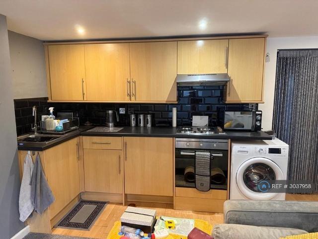 Halton, Leeds, LS15 1 bed flat to rent £795 pcm £183 pw