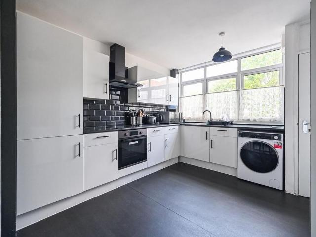 Halyard House, Isle Of Dogs, London, E14 5 bed maisonette to rent £4,300 pcm £992 pw