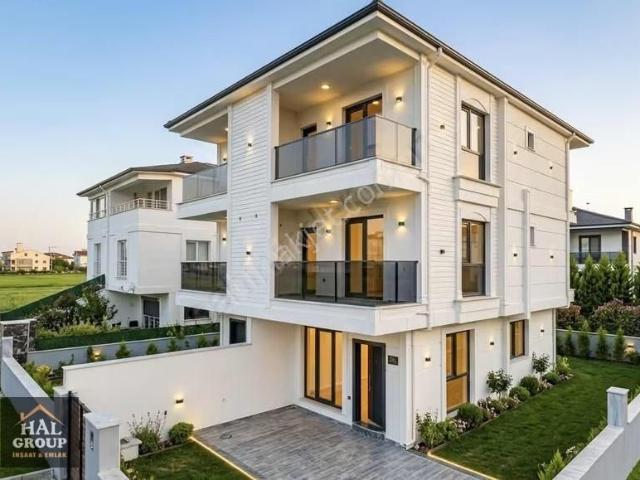 Hal İnşaat Firmasından Merkezde İskanlı Müstakil Bahçeli Villaa