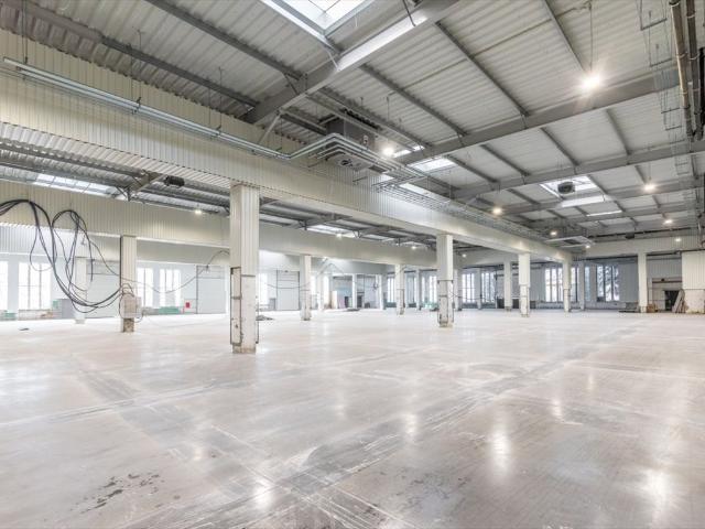 Hala magazynowa 2740 m² z biurami i parkingiem