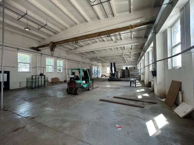 Hala magazynowa 750 m² z biurami i parkingiem polecam