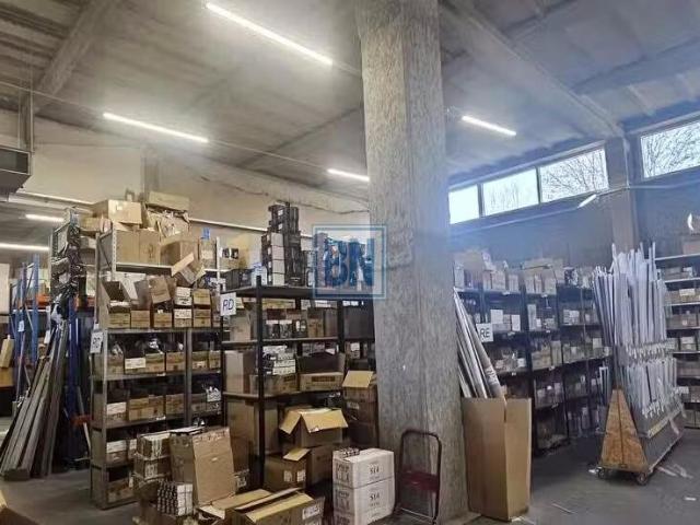 Hala magazynowa 880 m² z biurami, rampami i antresolą