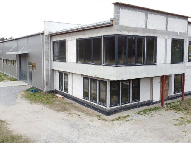 Do sprzedania hala przemysłowa 841 m² z biurami i suwnicą 5T