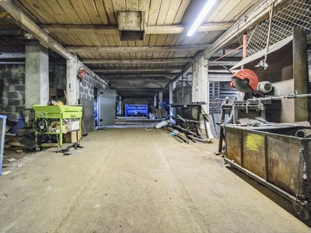 Hala 300m² z biurami i sprzętem w Zebrzydowie polecam!