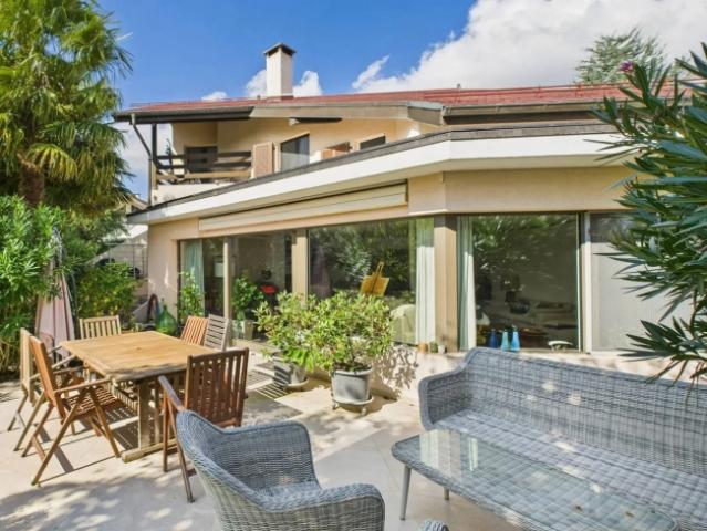 Halbebeneriges Familienhaus mit ausgewachsenem Garten