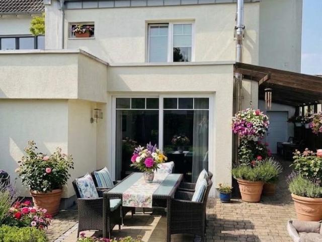 Halbfreistehendes Einfamilienhaus in Büttgen