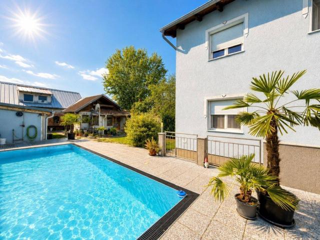 Halbturn Mehrfamilienhaus mit Wellnessbereich, Pool und weiterem Baugrundstück