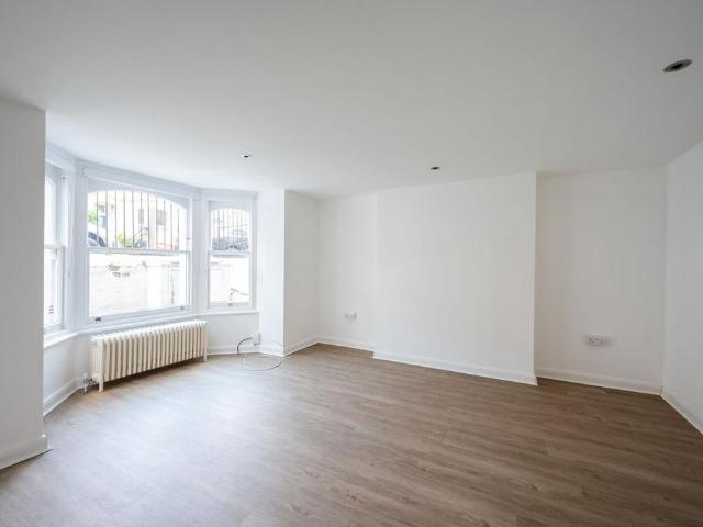 Haldon Road, West Hill, London, SW18 1 bed flat to rent £2,150 pcm £496 pw