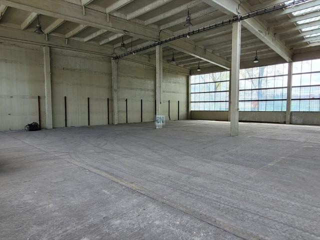Hale magazynowe z biurami 2500 m² w Gliwicach