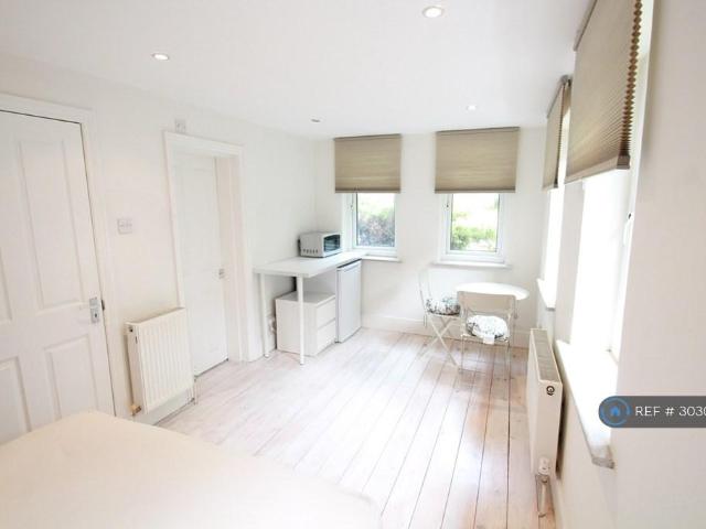 Hale Lane, Mill Hill, NW7 Studio to rent £3,500 pcm £808 pw