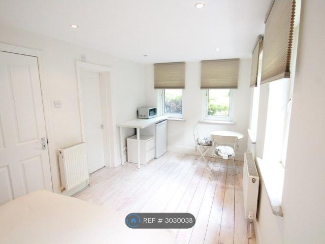 Hale Lane, Mill Hill NW7, Studio to rent, £1,200 pcm | PrimeLocation