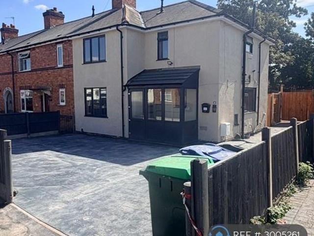 Hales Road, Wednesbury, WS10 3 bed semi detached house to rent £1,600 pcm £369 pw