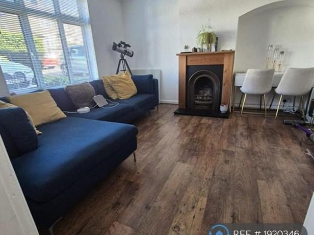 Halesowen Road, Morden, SM4 3 bed terraced house to rent £2,200 pcm £508 pw