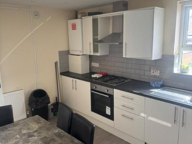 Halesowen Road, Netherton, Dudley DY2 3 bed flat to rent £1,400 pcm £323 pw