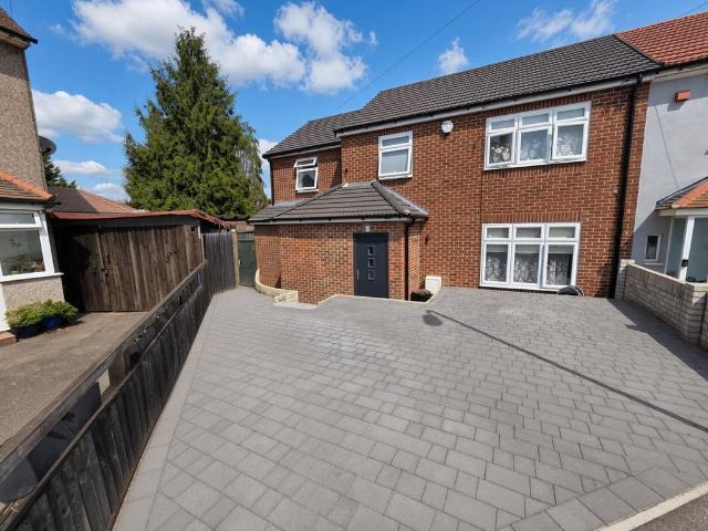 Halesworth Road, Romford, Greater London 3 bed house to rent £2,300 pcm £531 pw