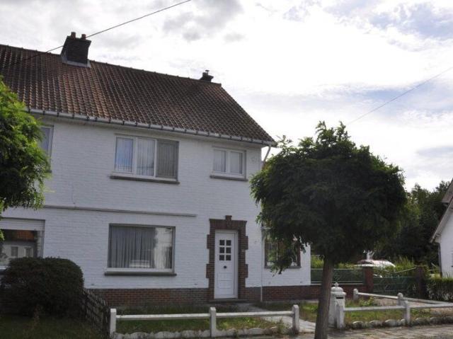 Half open house with 3 bedrooms, garage, large garden