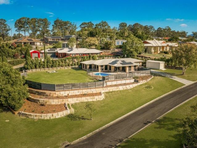 Half Acre Privacy, Pool and Space in Southside