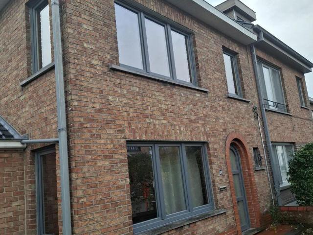 Halfopen woning 3 slaapkamers met tuin en garage