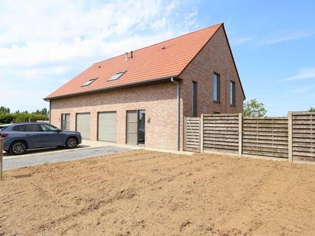 Halfopen woning met drie slaapkamers