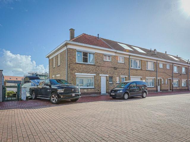 Halfopen woning met garage en zongerichte buitenruimte in.