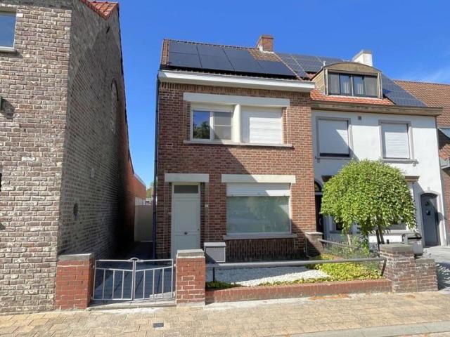 Halfopen woning met grote tuin. Voorzien van zonnepanelen