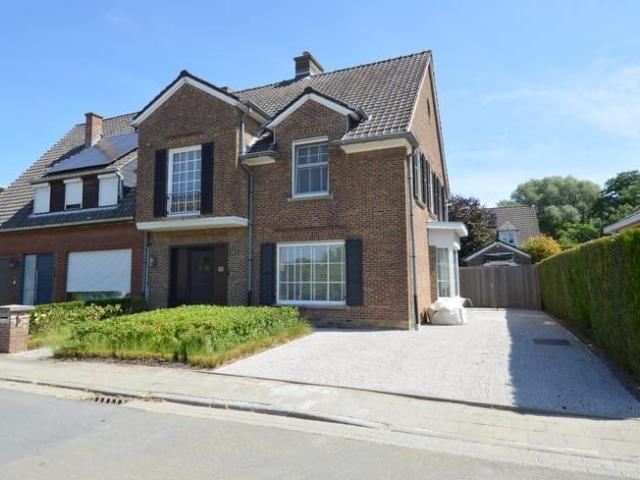 Halfopen woning met tuin, garage en 3 slaapkamers te Wevelg