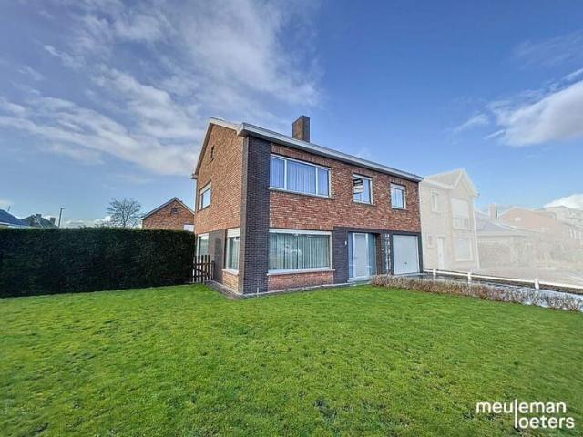 Halfopen woning met tuin en inpandige garage