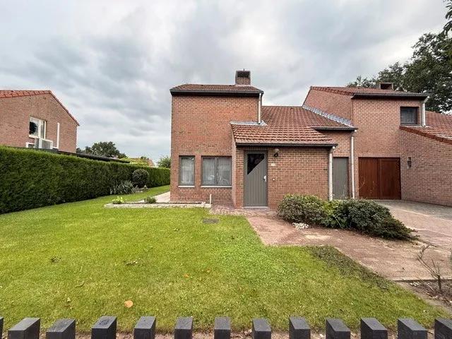 Halfopen woning met 3 slaapkamers, inpandige garage en mooie tuin in Kleine Brogel