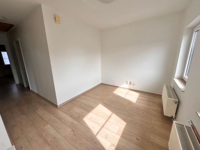 Halfopen woning met 3 slaapkamers, tuin en garage te Roeselare