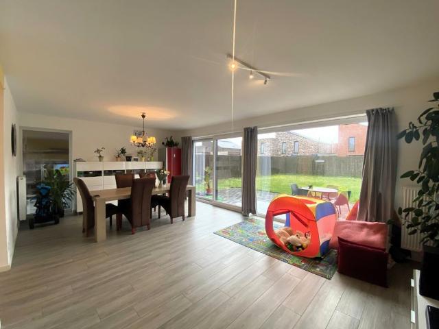 Halfopen woning te huur te Zedelgem