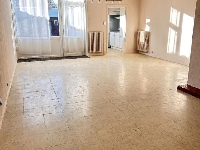 Halfopen woning te huur met 8 slaapkamers en uitweg