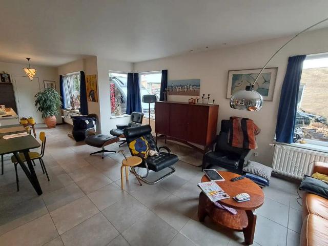 Halfopen woning te Sint Kruis!